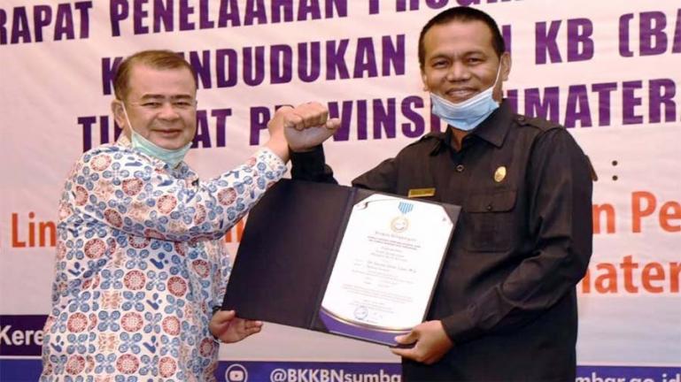 Wali Kota Pariaman, Genius Umar saat menerima penghargaan Manggala Karya Kencana (MKK) dari Wakil Gubernur Sumbar, Nasrul Abit di Padang, Selasa (18/8). (Dok : Istimewa)