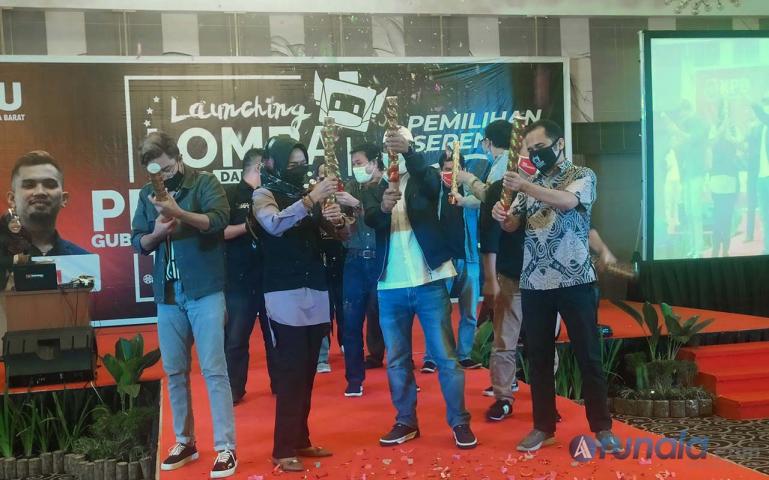 Dua anggota KPU Sumbar Gebril Daulai dan Yanuk Sri Mulyani bersama dewan juri saat launching Lomba Pilgub Sumbar, di Hotel Pangeran Beach Padang, Rabu (12/8). (Foto : Amz)