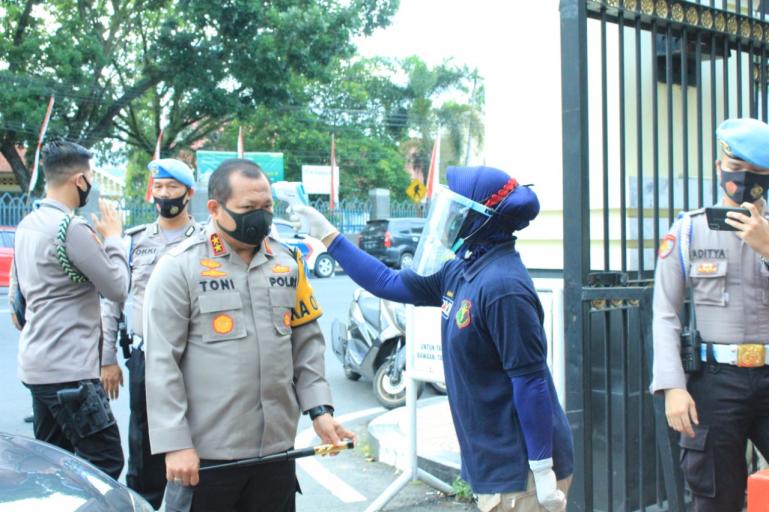 Kapolda Sumbar Irjen Pol Toni Harmanto jalani pengecekan suhu tubuh oleh petugas Biddokkes saat memasuki Mapolda, Rabu (19/8). (Dok : Istimewa)