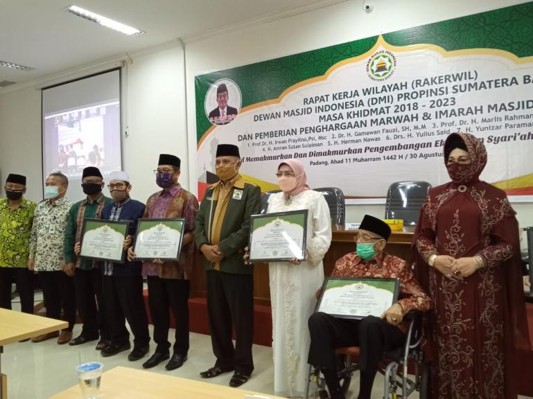 Ketua Pimpinan Harian DMI Sumbar, Duski Samad seusai serahkan penghargaan marwah dan imarah masjid kepada sejumlah tokoh Sumbar, Minggu (30/8). (Dok : Istimewa)