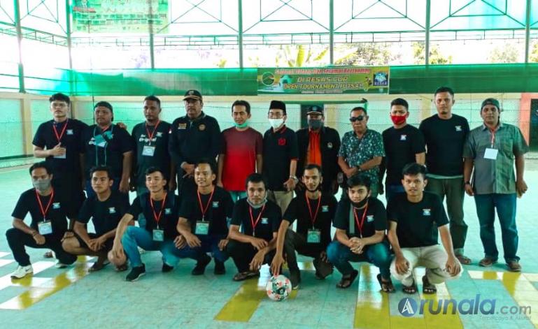 Pasangan Rusmayul Anwar dan Rudi Hariyansyah saat resmikan pertandingan Voli dan Futsal di Batang Kapas, Pessel, Minggu (16/8) . (Foto : Snm)