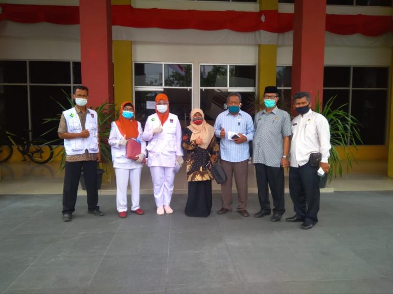Pimpinan kampus UIN IB Padang bersama tenaga kesehatan saat lakukan tracking di kampus UIN IB Padang, Rabu (26/8). (Dok : Istimewa)