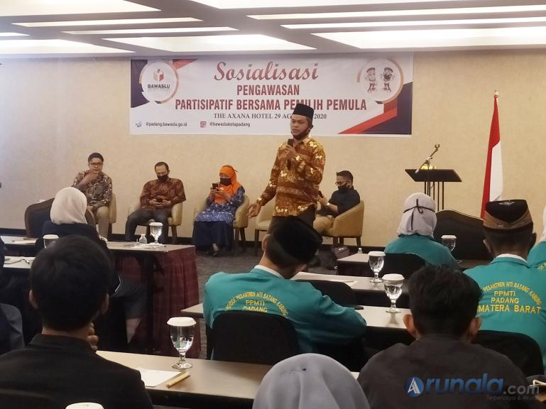 Anggota Bawaslu Kota Padang Bahrul Anwar saat berikan materi pengawasan partisipatif kepada pemilih pemula, di Hotel Axana Padang, Sabtu (29/8). (Foto : Amz)