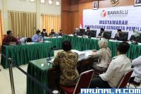 Suasana musyawarah terbuka pihak bapaslon Fakhrizal - Genius Umar selaku pemohon dengan KPU sebagai pihak Termohon di Bawaslu Sumbar, Senin (10/8). (Dok : Istimewa)