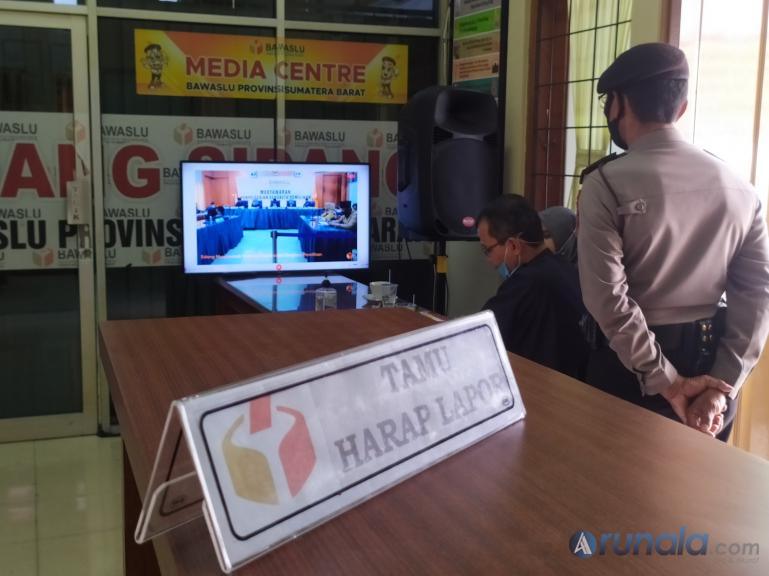 Terlihat pihak kepolisian turut hadir menyaksikan sidang agenda putusan sengketa Pilgub Sumbar yang dilaksanakan di Bawaslu Sumbar, Minggu (16/8). (Foto : Amz)