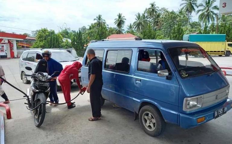 Seorang konsumen BBM kendaraannya dengan Pertamax Turbo di salah satu SPBU di Kota Padang, Jumat (7/8). (Dok : Istimewa)