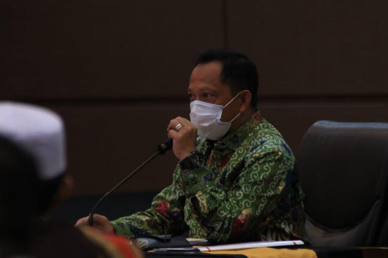 Mendagri Tito Karnavian saat beri paparan pada Rakor Kesiapan Pilkada Serentak Tahun 2020 dan Pengarahan kepada Satgas Covid-19 di Hotel Inna Padang, Selasa malam (25/8). (Dok : Istimewa)