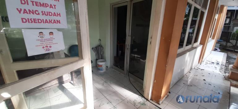 Beberapa bagian dari kantor KONI Sumbar yang pecah kacanya pasca dirusak orang tidak dikenal Minggu dini hari (23/8). (Foto : Can)