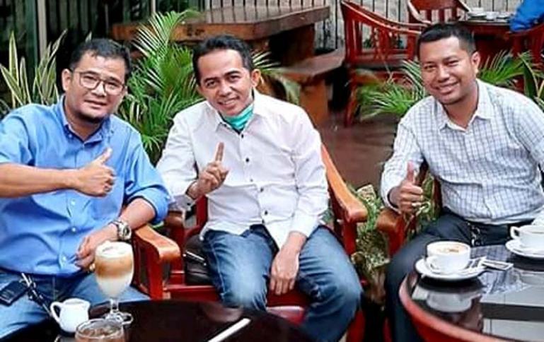 Rudi Hariyansyah (tengah) terus bangun silaturahmi dengan perantau Pessel di Jakarta. (Dok : Istimewa)