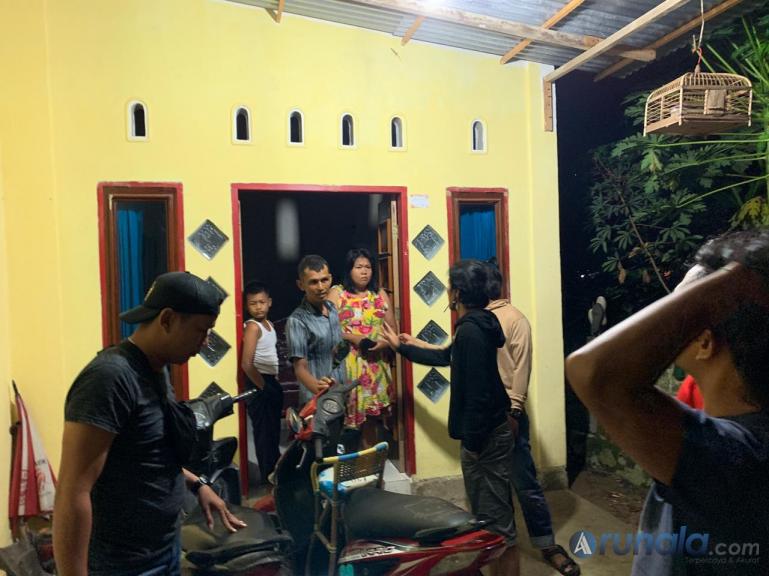 Tim Macan Kumbang Satreskrim Polres Pessel saat menangkap tersangka 'RP' di Surantih, Kamis dini hari (27/8). (Foto : Snm)