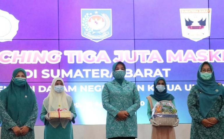 Ketua Umum Tim Penggerak PKK, Tri Tito Karnavian saat launching Gerakan Tiga Juta Masker di aula Gubernuran Sumbar, Selasa (25/8). (Dok : Istimewa)