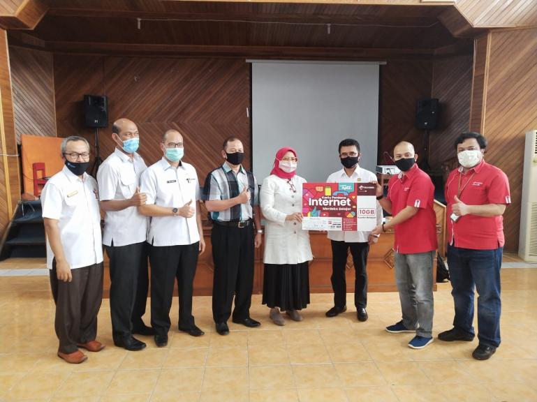 Telkomsel berikan kartu perdana kuota belajar gratis sebanyak 5.600 kepada Dinas Pendidikan Sumbar, Kamis (27/8). (Dok : Istimewa)
