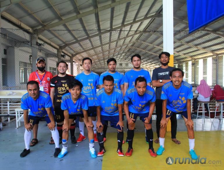 Tim futsal Lowis dan official tim sebelum pertandingan dimulai, Minggu (17/8). (Foto : Can)