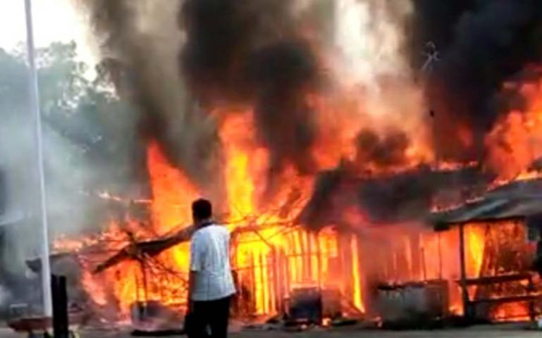 Suasana tujuh kios warga di Simpang Jambak, Nagari Balah Aia, Lubuk Alung  yang sedang terbakar, Rabu (12/8). (Foto : Dyz)
