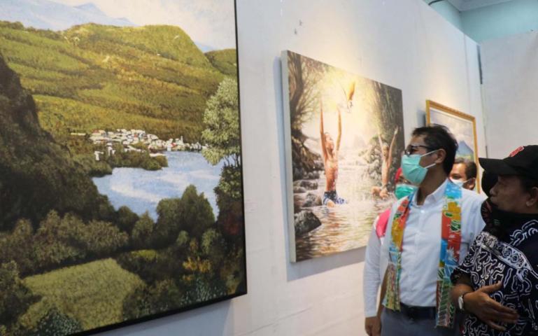 Gubernur Irwan Prayitno memperhatikan lukisan salah seorang peserta pameran seni rupa di Taman Budaya Padang, Rabu (26/8). (Dok : Istimewa)