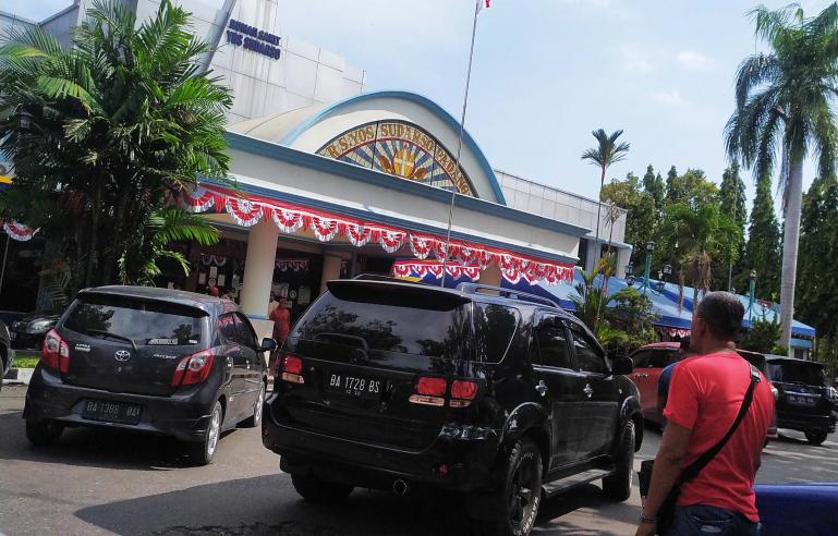 Kendaraan dinas yang ditumpangi Bupati Yudas Sabaggalet saat meninggalkan Rumah Sakit Yos Sudarso, Padang, Kamis (20/8). (Foto : Dyz)