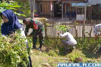 Babinsa Pessel Bersihkan Taman PKK