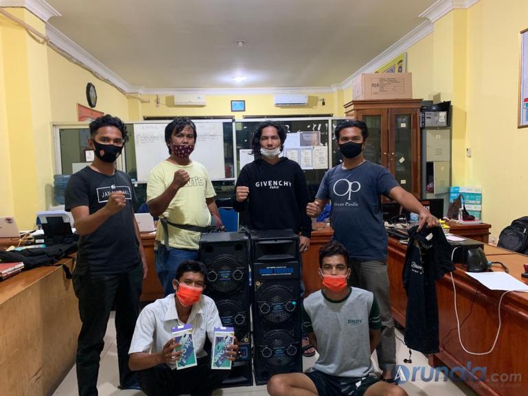 Dua pelaku pencurian di Gerai ATM BRI Painan jalani pemeriksaan di Satreskrim Polres Pesisir Selatan, Rabu (16/9). (Foto : Rio)