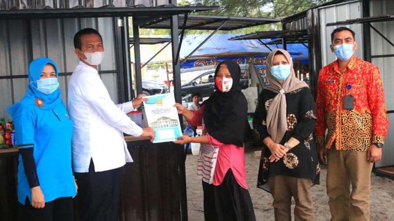 Salah seorang pedagang menerima bantuan kios yang diserahkan Wali Kota Pariaman, Genius Umar, Jumat  (26/9). (Dok : Istimewa)