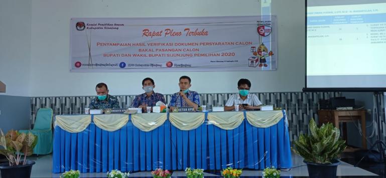 Ketua KPU Sijunjung Lindo Karsyah saat memimpin rapat pleno terkait hasil penelitian administrasi dan hasil pemeriksaan kesehatan paslon di KPU Sijunjung, Minggu sore (13/9). (Dok : Istimewa)