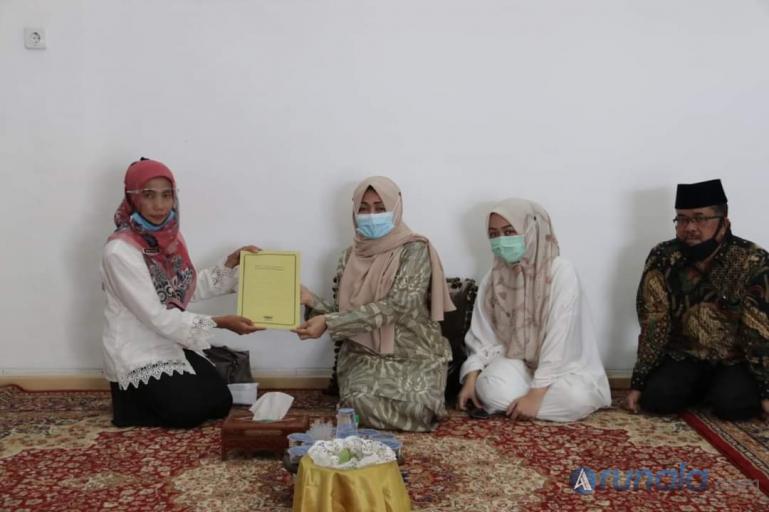 Ketua KPN Syariah Tuah Sepakat Tanah Datar, Masni Yuletri saat serahkan simpanan Almarhum Irdinansyah Tarmizi kepada ahli warisnya, Rabu (23/9). (Foto : MA Datuak)