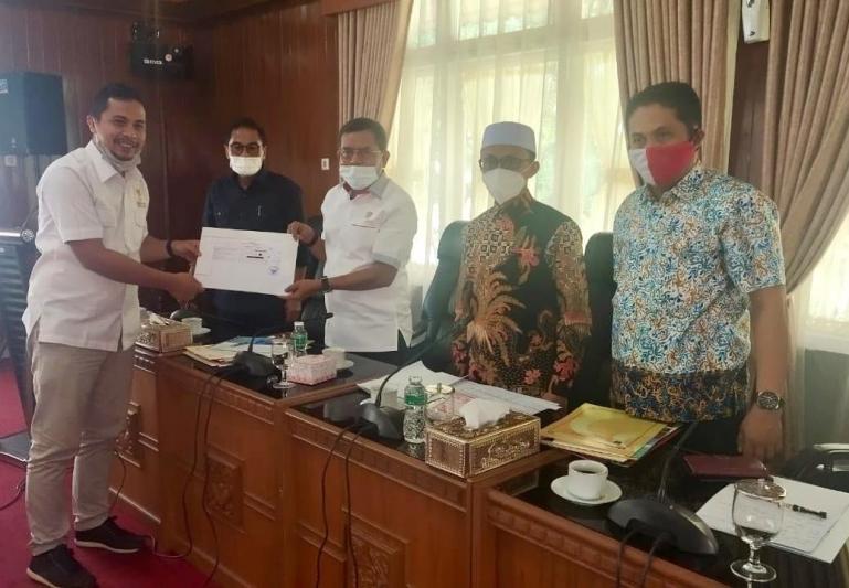 Ketua KI Sumbar Nofal Wiska serahkan timeline program kerja KI hingga Desember 2020 kepada Ketua Komisi I DPRD Sumbar Syamsul Bahri, Selasa (22/9). (Dok : Istimewa)