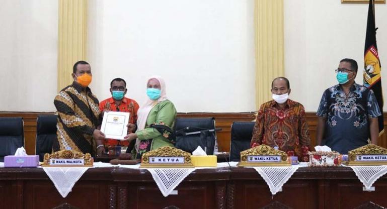 Wakil Wali Kota Pariaman, Mardison Mahyuddin menerima dokumen pengesahan Perda APBD Perubahan 2020 dari Ketua DPRD, Fitri Nora, Sabtu (19/9). (Dok : Istimewa)