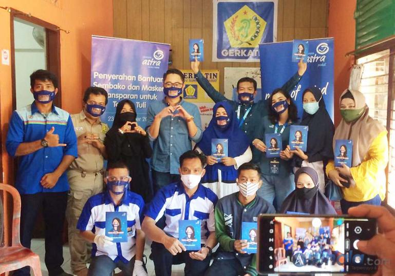 Pihak Asuransi Astra bersama anggota Gertakin Padang usai penyerahan bantuan, Rabu (23/9). (Foto : Can)