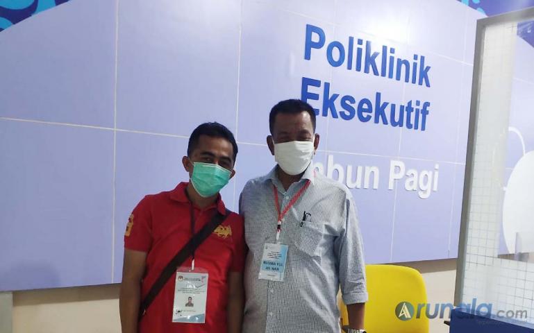 Bapaslon Rusma Yul Anwar dan Rudi Hariyansyah usai jalani rangkaian pemeriksaan kesehatan di RSU M Djamil Padang, Rabu malam (9/9). (Foto : Rio)