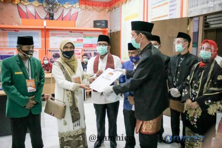 Bapaslon Bupati dan Wakil Bupati Tanahdatar, Bety Sadiq Pasadigoe dan Edytiawarman Dt Tan Mudo saat mendaftar ke KPU Tanahdatar, Sabtu (5/9). (Foto : MA Datuk)