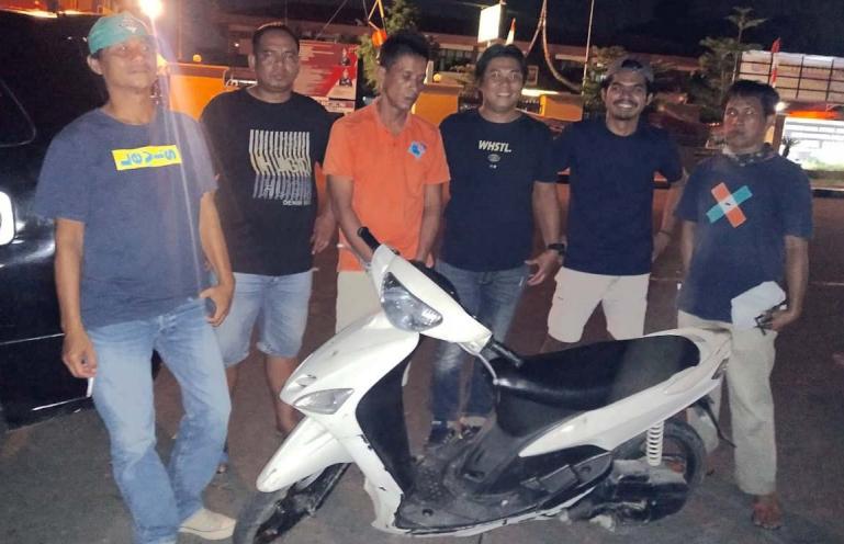 Pelaku curanmor Roelly ditangkap Tim Elang Polresta Padang dan barang bukti curiannya. (Dok : istimewa)