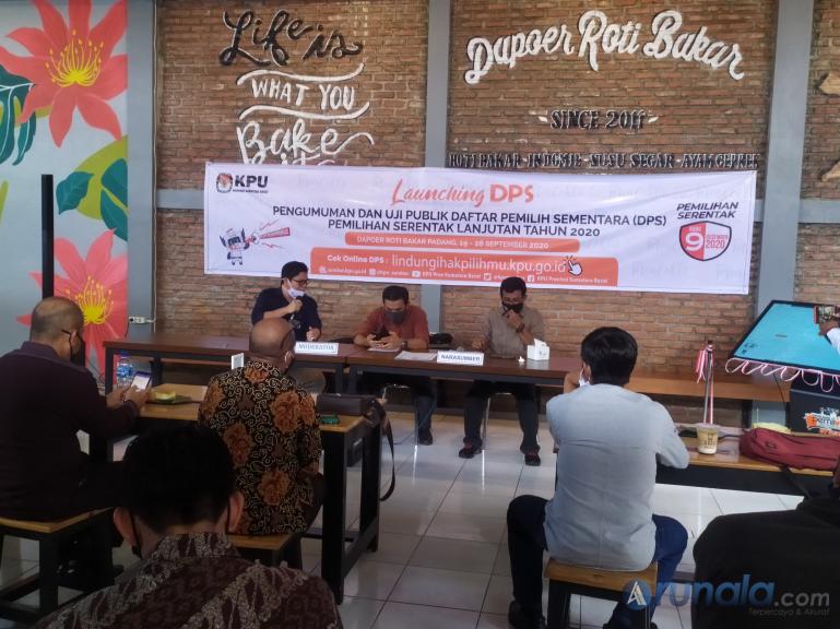 Anggota KPU Sumbar Nova Indra saat memaparkan proses data DPS saat uji publik DPS Pilkada Sumbar 2020, Kamis (19/9) lalu. Foto : Amz)