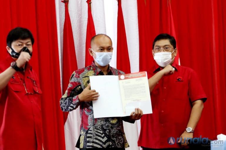 Dedi Rahmanto Putra saat menerima rekomendasi dari DPP PDIP sebagai balon Bupati untuk maju di Pilkada Pessel. (Foto : Rio)