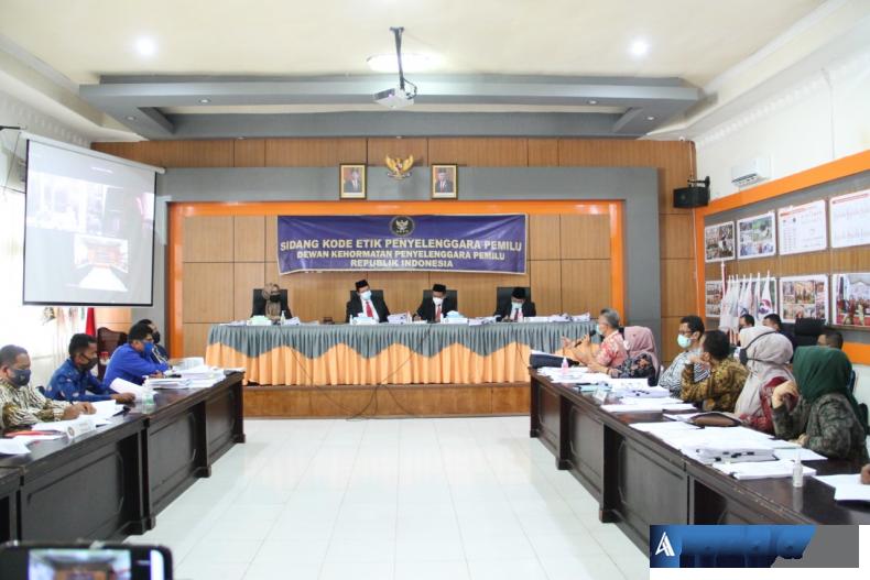 Sidang pemeriksaan dugaan pelanggaran kode etik yang dilakukan Dewan Kehormatan Penyelenggara Pemilu (DKPP). (Foto :Amz)