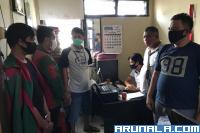 Kedua pelaku pencurian di RSUP M Djamil Padang sedang diintrograsi penyidik Polsek Padang Timur, Selasa (15/9). (Foto : Can)