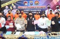 Dirnarkoba Polda Sumbar Kombes Pol Wahyu Sri Bintoro saat konferensi pers tentang penangkapan tersangkan Narkoba jaringan Internasional, di Mapolda Sumbar, Senin (21/9). (Foto : Dyz)