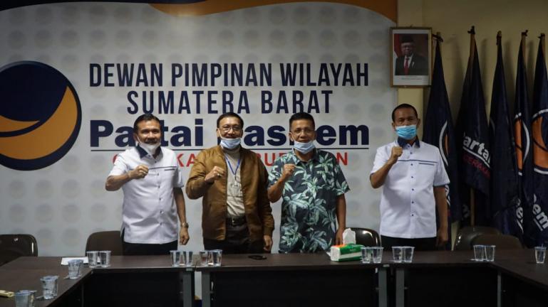 Paslon Fakhrizal-Genius Umar setelah menerima rekomendasi dan SK dukungan DPP NasDem yang diserahkan Ketua DPW NasDem Sumbar, Hendrajoni, Sabtu (5/9). (Dok : Istimewa)