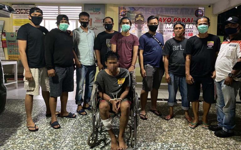 Tersangka Ji, yang dilumpuhkan polisi dengan 