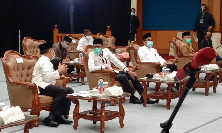 Gubernur Irwan Prayitno bersama Kepala Perwakilan Bank Indonesia Sumbar Wahyu Purnama saat pembukaan FESyar 2020 Sumatera, Senin (14/9)-- ist