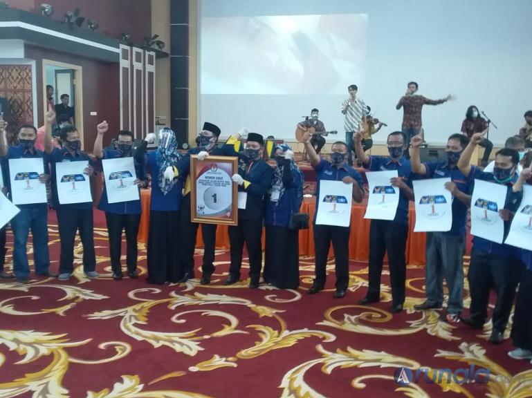 Paslon Hendrajoni-Hamdanus bersama pendukungnya usai mengambil nomor urut calon di Painan, Kamis (24/9). (Foto : Rio)