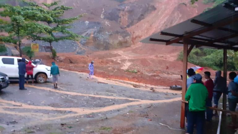 Kondisi tanah longsor yang menutupi Jalan Padang-Painan tepatnya di ruas Kelok Jariang Bungus Teluk Kabung, Kamis pagi (10/9). (Dok : Istimewa)