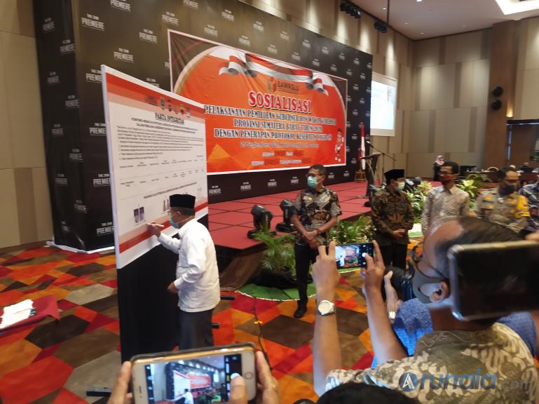 Empat Paslon Gubernur dan Wakil Gubernur secara bersama tandatangai Pakta Integritas Protokol Kesehatan, Jumat (25/9). (Foto : Amz)