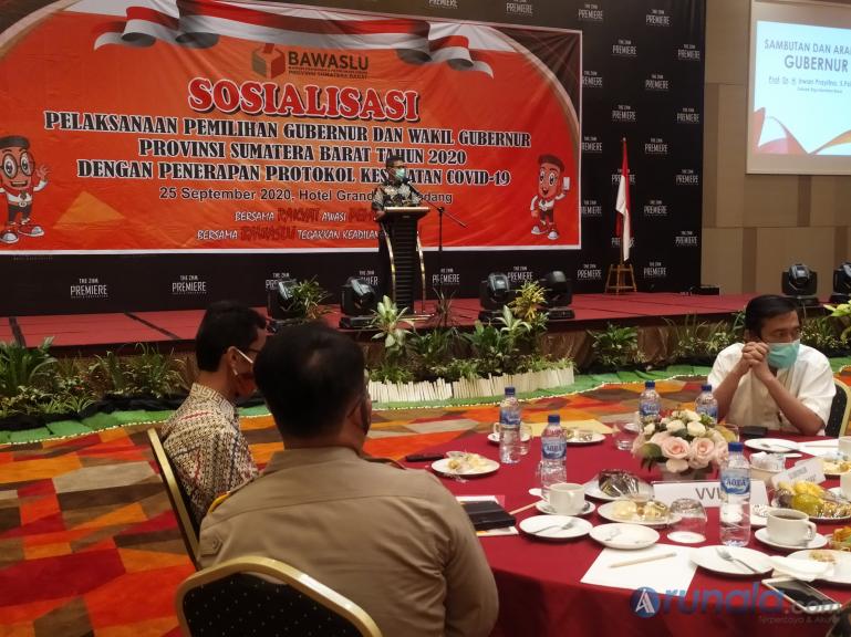 Gubernur Irwan Prayitno beri arahan pada paslon gubernur dan wakil gubernur untuk taati protocol kesehatan, di sosialisasi yang diadakan Bawaslu Sumbar, Jumat (25/9). (Foto : Amz)