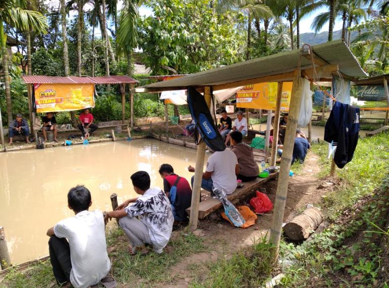 Para pemancing antusias ikuti lomba mancing yang didukung Joss C-1000 di Kolam Pancing Saudara, Tanahgaram, Kota Solok, Minggu (13/9). (Dok : Istimewa)