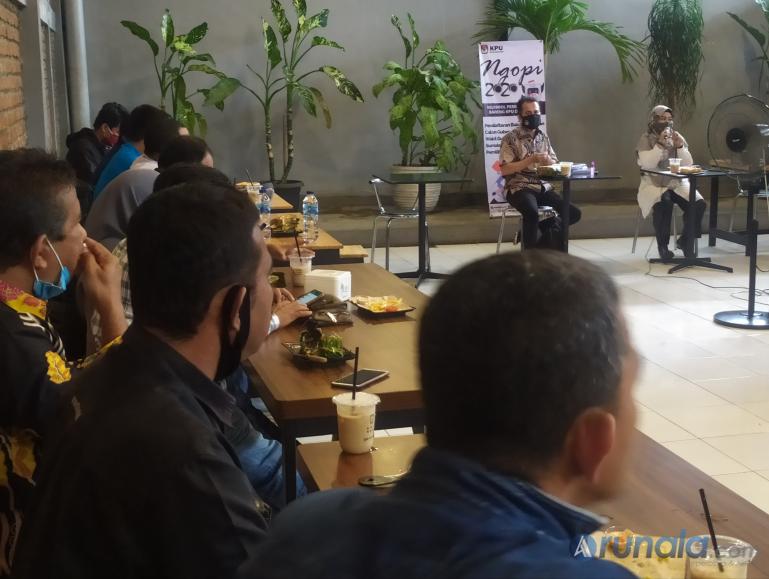 Anggota KPU Sumbar Gebril Daulai saat paparkan proses pendaftaran bapaslon yang dibuka KPU pada Jumat (4/9) ini kepada awak media, Kamis (3/9). (Foto : Amz)