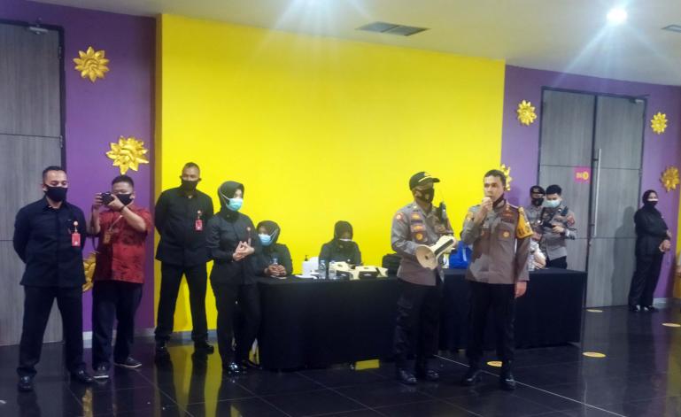 Kapolresta Padang AKBP Imran Amir saat beri imbauan agar pendukung Paslon tidak berkerumun guna cegah penyebaran Covid-19, Kamis (24/9). (Foto : Amz)