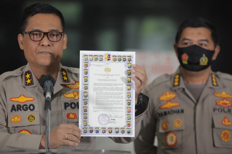 Kadiv Humas Polri Irjen Pol Argo Yuwono memperlihatkan Maklumat Kapolri tentang Kepatuhan Terhadap Protokol Kesehatan Dalam Pelaksanaan Pemilihan Tahun 2020, Senin (21/9). (Dok : Istimewa)