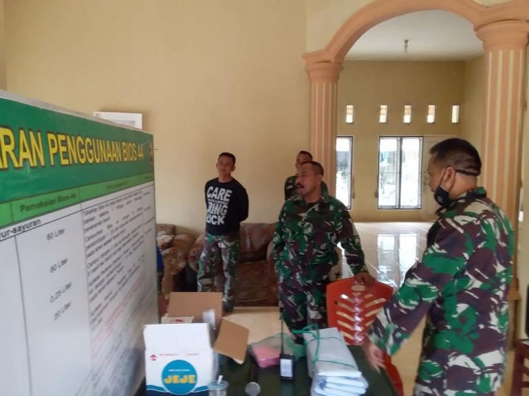 Dandim 0311/ Pessel, Letkol Inf Gamma Artadila Sakti aat meninjau kesiapan Posko TMMD di Nagari Pancuang Taba, Bayang Utara, Pessel, Minggu (20/9) (Foto : Rio)
