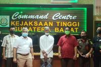 Zafrul Zamzami (baju koko dan berkopiah) usai ditangkap Tim Intelijen dan Pidana Khusus Kejati Sumbar bersama Tim Kejari Sijunjung. (Dok : Istimewa)