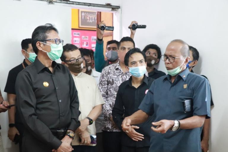 Gubernur Irwan Prayitno dan Sekretaris Komisi 1 DPRD Sumbar Nurnas saat peresmian Kantor KPID Sumbar, Rabu (2/9). (Dok : Istimewa)